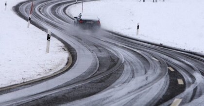 LVC: в Курземе и центральных районах Латвии с утра обледенели дороги