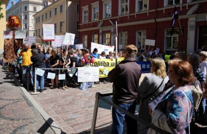 Protestam atsaukušies vairāk nekā 26 000 izglītības un medicīnas nozares darbinieku, vēsta arodbiedrība