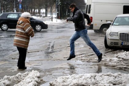 Рига превратится в каток? Стакис призывает работать удаленно, а пожилых&amp;nbsp;— не выходить на улицу