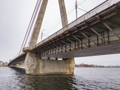 Vanšu tilta īslaicīgā slēgšana sanikno rīdziniekus