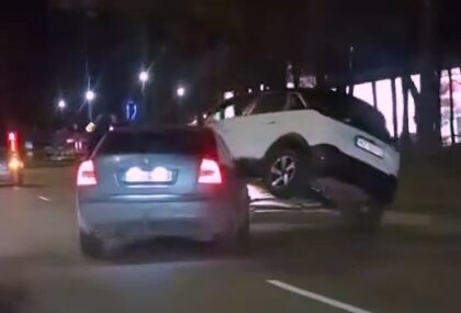 Lubānas ielā auto avārijā viens spēkrats nokļuvis virs otra