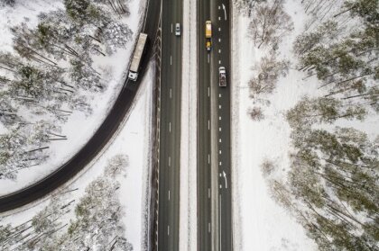 В центральной части Видземе движение затруднено из-за снега и обледенения