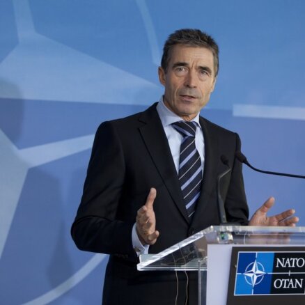 НАТО полностью приостанавливает сотрудничество с Россией