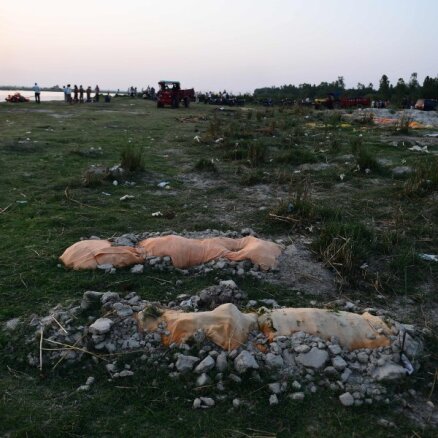Indijā upes krastos seklos kapos atrasti simtiem cilvēku līķu