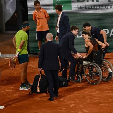 Emocionāli kadri: Zverevs ratiņkrēslā atstāj 'Roland Garros' centrālo kortu