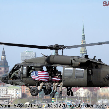 ФОТО: Латвийский и американский спецназ тренируются над Даугавой