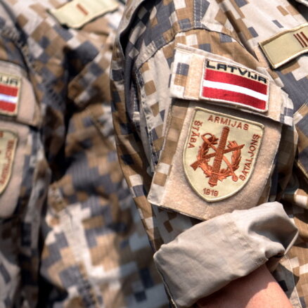 Латвийские солдаты с военной техникой участвуют в учениях НАТО в Солсбери