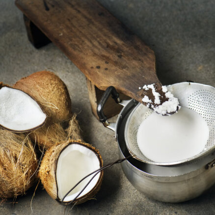 Kā mājas apstākļos pagatavot kokosriekstu pienu un 13 idejas, ko ar to iesākt