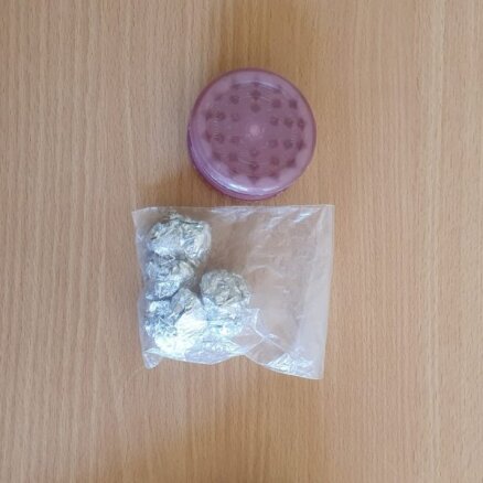 Policijas suns Darvins pie skolēniem Aizkrauklē atrod cigaretes un marihuānu