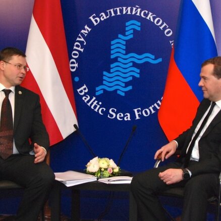Домбровскис пригласил Медведева в Латвию