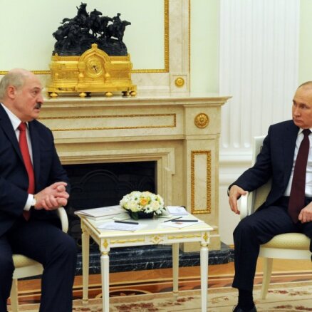 Putins un Lukašenko vienojas 'novilkt līnijas' un pastiprināt sadarbību aizsardzībā