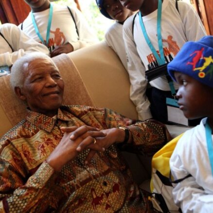 Slimnīcā ievietots bijušais DĀR prezidents Mandela  (15:00)