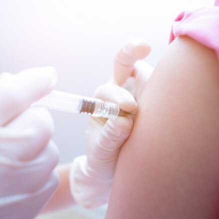 Meitenēm no 12 gadu vecuma sāk apmaksāt plašāka spektra vakcīnu pret CPV