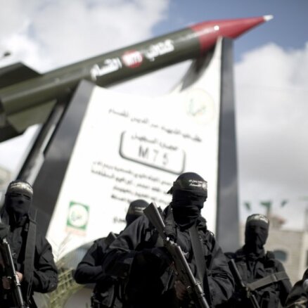 Foto: Gazā atklāj pieminekli raķetei