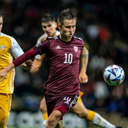 Latvijas futbolisti krāšņā atmosfērā neizglābjas no zaudējuma pret Moldovu