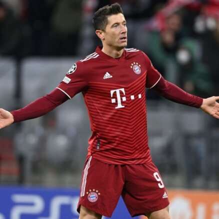 Levandovskis 12 minūšu laikā nokārto 'hat-trick' un ieved 'Bayern' nākamajā kārtā