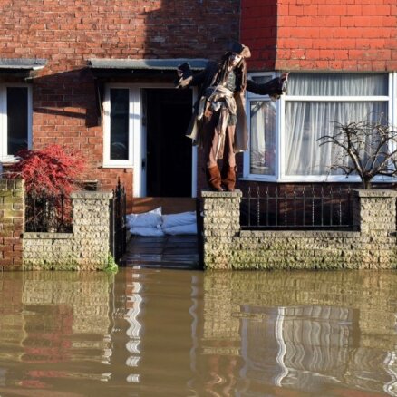 Lielbritānijā plūdu dēļ evakuēti simtiem cilvēku (plkst. 21:30)