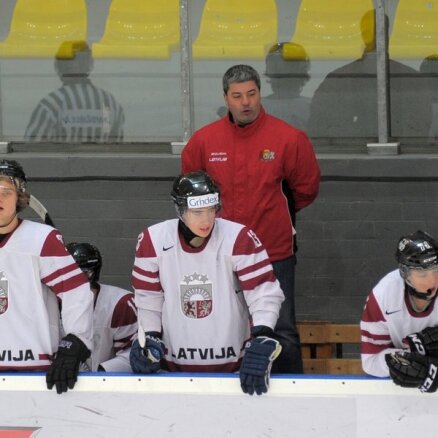 Хоккеисты Латвии потеряли шансы на возвращение в элиту
