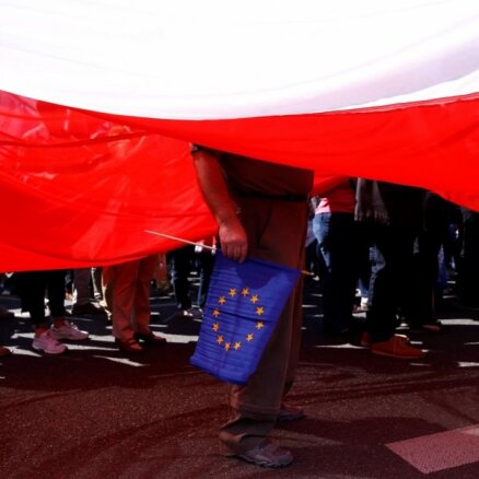 ES oficiāli brīdina Poliju par tiesu sistēmas reformām