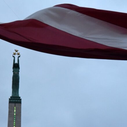 Foto: Ļaudis Latvijas dzimšanas dienā pie Brīvības pieminekļa sagaida saullēktu