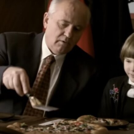 Pēc Gorbačova nāves atkal uzmirdz 'Pizza Hut' reklāma no deviņdesmitajiem
