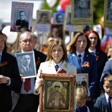 Krimas prokurore 'Nemirstīgo pulkā' dodas ar boļševiku nošautā Nikolaja II ikonu