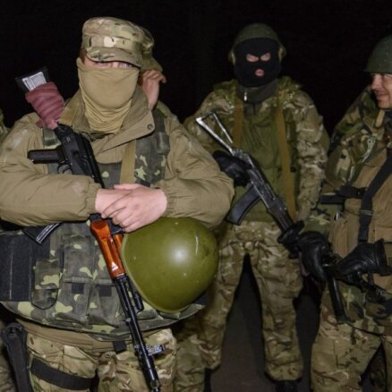Slovjanskā sagrābts autobuss ar astoņiem militārajiem novērotājiem; separātisti pārmet ieroču vešanu