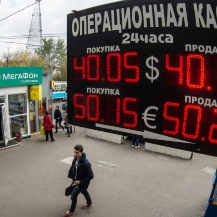 Krievija cenšas glābt ekonomiku; paaugstina procentu likmi līdz rekordaugstam līmenim