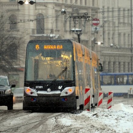 В Ригу возвращаются "снежные билеты": 12 и 13 декабря общественный транспорт для водителей будет бесплатным