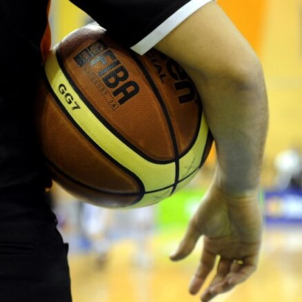 Игрока НБА удалили за "потирание мяча"