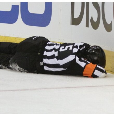 ВИДЕО: в матче чемпионата КХЛ судье сломали нос