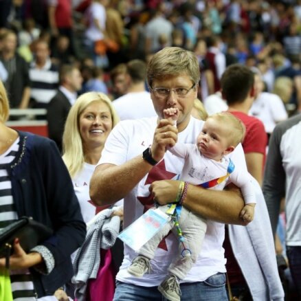 Foto: Ušakovs ar dēliņu apmeklē basketbolu