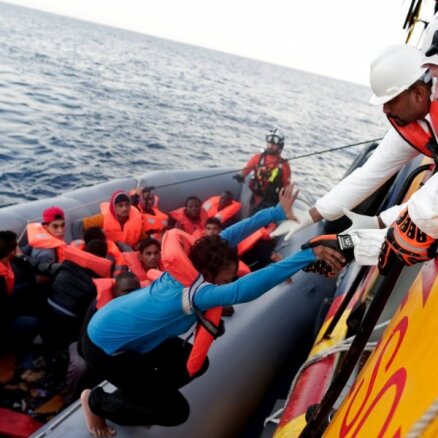 Piektdien Vidusjūrā izglābti 1300 bēgļu