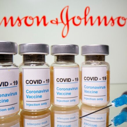 ASV veselības iestādes rekomendē 'iepauzēt' J&J Covid-19 vakcīnas izmantošanu