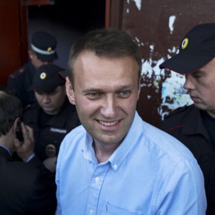 В Москве в Навального бросили синюю жидкость, а Улицкую облили зеленкой