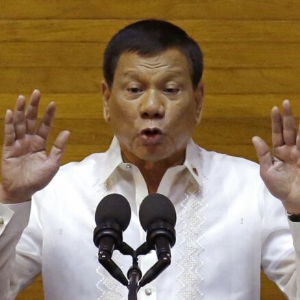 Duterte apsūdz Filipīnu pilsētas mēru narkotiku tirdzniecībā; policija mēru nošauj