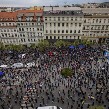 Foto: Prāgā tūkstošiem cilvēku protestē pret prezidenta Zemana promaskavisko politiku