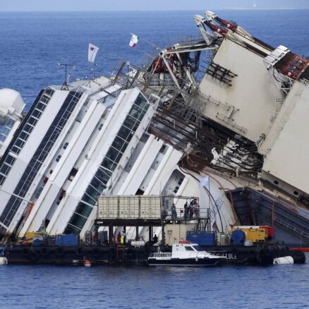 'Costa Concordia' izcelšana: kuģis atbrīvots no klints