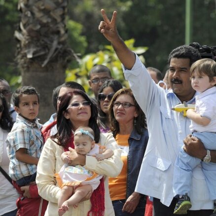 Pēc Čavesa pēcteča trauslās uzvaras Venecuēlā nenoteiktības gaisotne