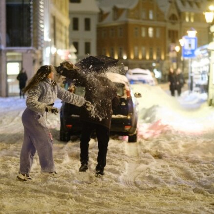 Sniega segas biezums Alūksnē pieaudzis līdz 35 centimetriem; dienā snigs visā Latvijā