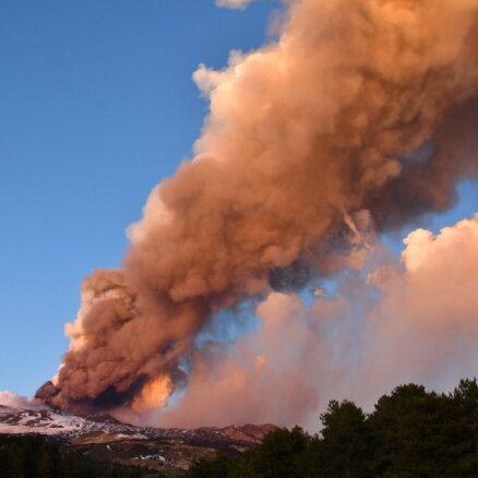 Etnas izvirduma dēļ Sicīlijā slēdz Katānijas lidostu