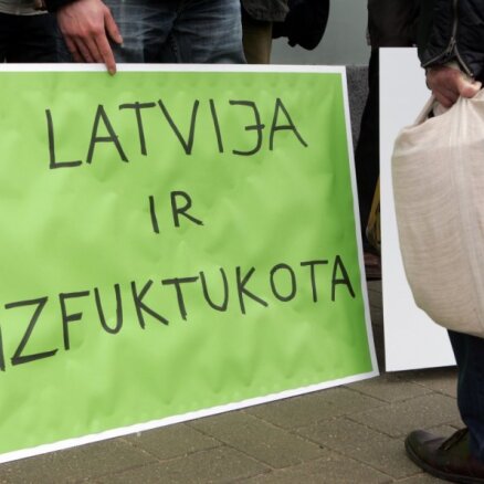 Krājbankas kreditori varētu vērsties tiesā pret Latvijas valsti; piketē pie FKTK un tiesas (12:55)