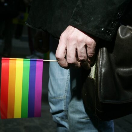 Piketā par LGBT kopienas problēmām pie Saeimas pulcējas ap 70 cilvēku
