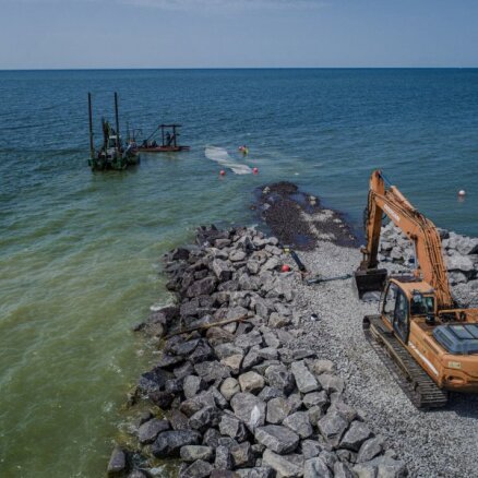 Foto: Liepājā būvē jūras būnu par 5,6 miljoniem eiro