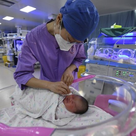 Ķīna sper jaunu soli dzimstības palielināšanai