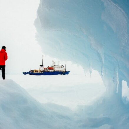 Antarktikas ledū iesprūdušā kuģa pasažierus glābs ar helikopteriem