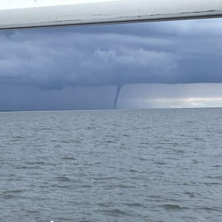 ФОТО: латвийская яхта Gabriel по пути на регату встретилась с торнадо в Балтийском море