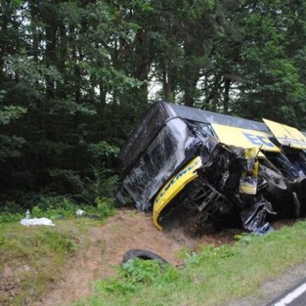 'Ecolines' autobusa un vieglā auto sadursmē Polijā divi bojāgājušie