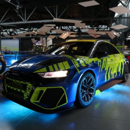 Foto: Autosporta komanda 'LV Racing' prezentē ekskluzīvu TCR klases automašīnu