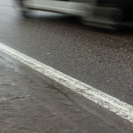 ФОТО: На Латвию обрушился снегопад, дороги обледенели